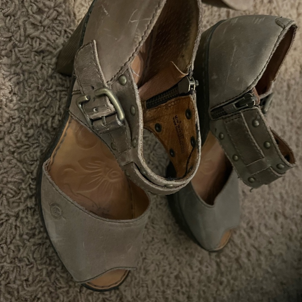 Born chunky heel open toe size 7.5 
Brown
Good used condition